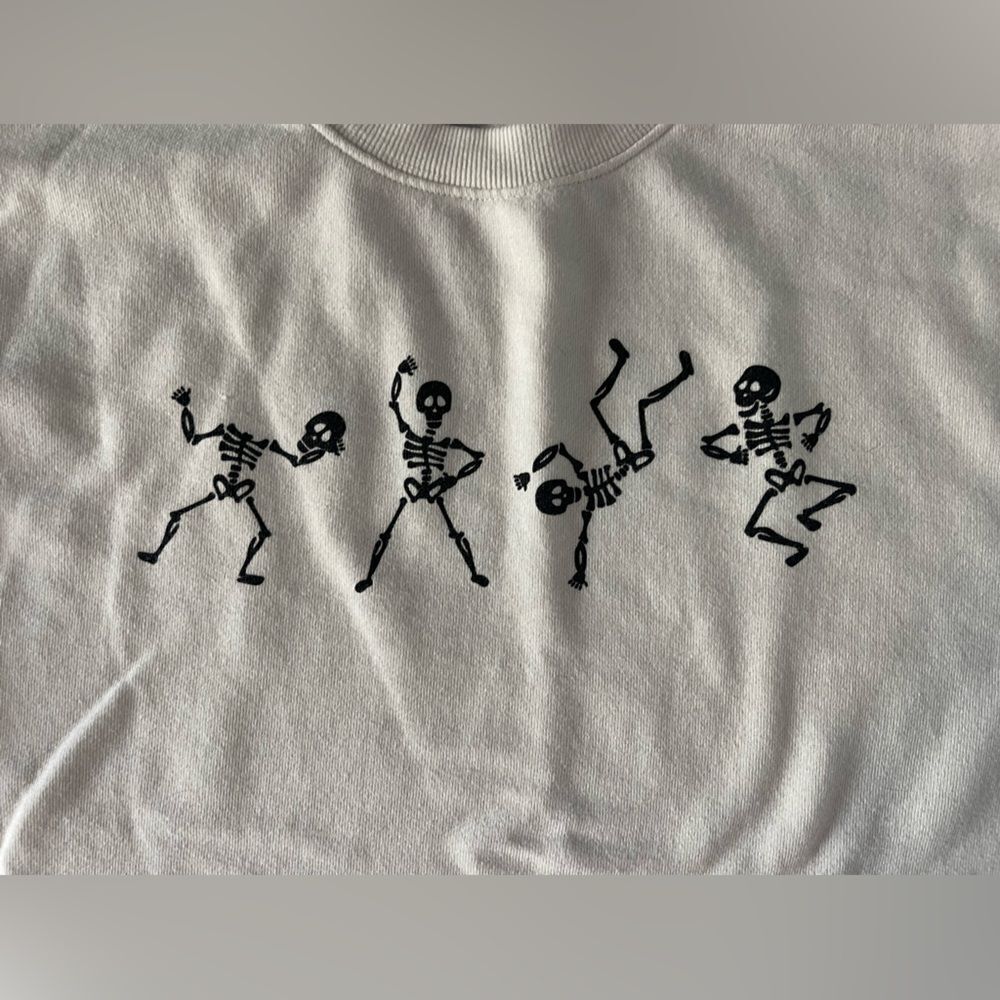 Small White Uncharted Threads/Paper store Cropped Sweatshirt Dancing Skeletons - Picture 3 of 10